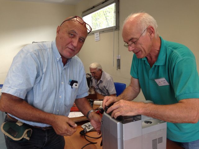 Richard et un visiteur en pleine réparation